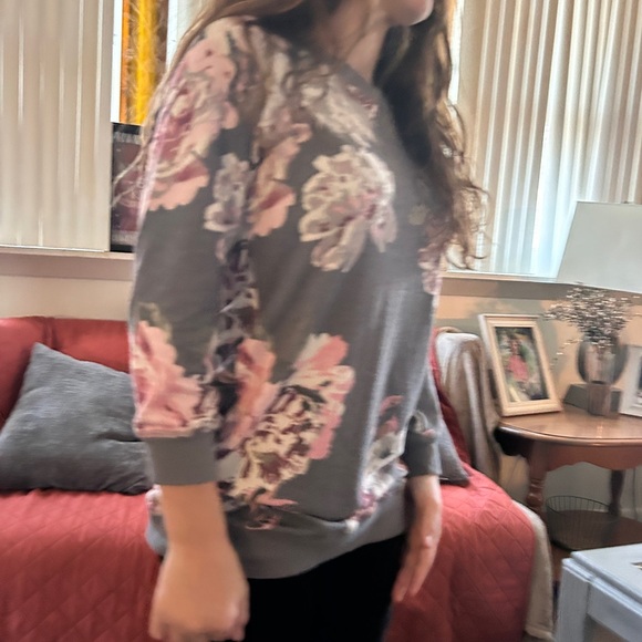 Beautiful eyeshadow floral woman’s small sweater (EUC) - Picture 5 of 9